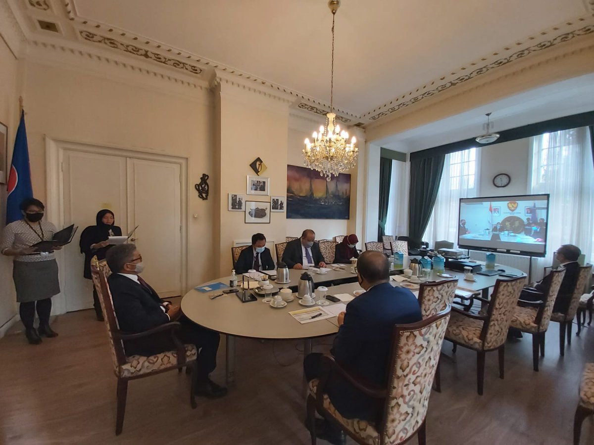 kbridenhaag's tweet image. Dubes RI Den Haag, Bapak Mayerfas telah menerima tugas &amp;amp; tanggung jawab sebagai Kepala Perwakilan RI dari KUAI/DCM KBRI Den Haag, Bapak Fikry Cassidy pada acara Serah Terima Jabatan di KBRI Den Haag (02/11/2020). Selamat datang &amp;amp; selamat bertugas Bapak Dubes Mayerfas!
#dubes