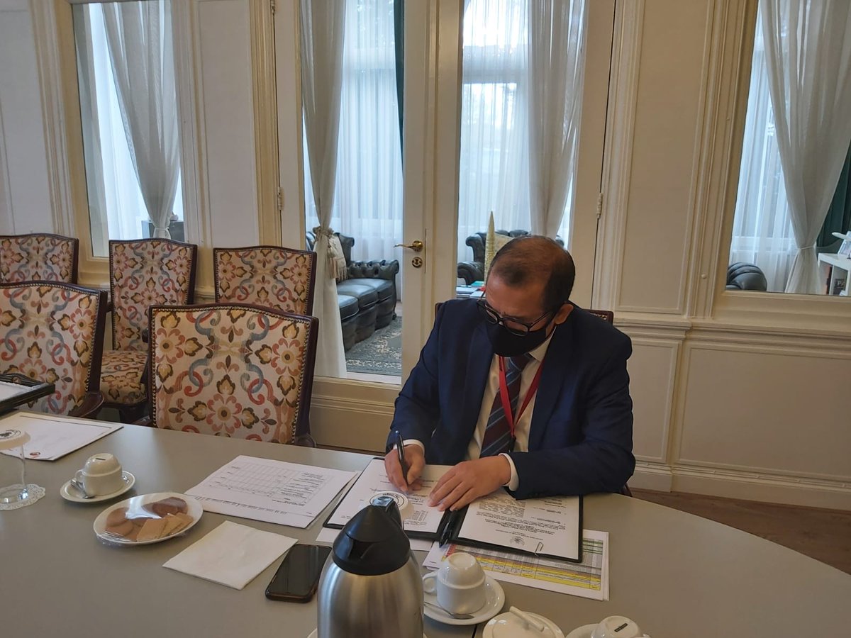 kbridenhaag's tweet image. Dubes RI Den Haag, Bapak Mayerfas telah menerima tugas &amp;amp; tanggung jawab sebagai Kepala Perwakilan RI dari KUAI/DCM KBRI Den Haag, Bapak Fikry Cassidy pada acara Serah Terima Jabatan di KBRI Den Haag (02/11/2020). Selamat datang &amp;amp; selamat bertugas Bapak Dubes Mayerfas!
#dubes