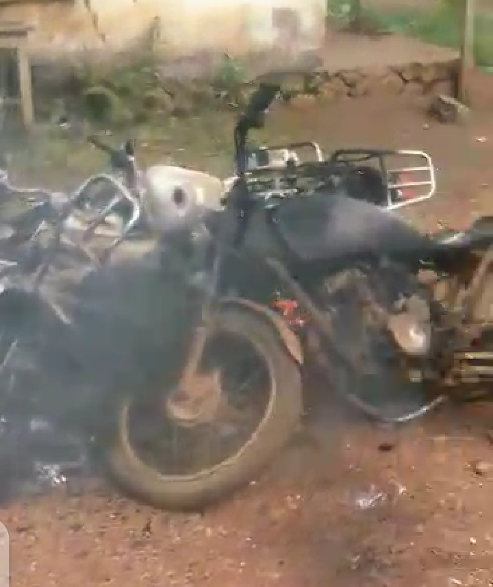 MimiMefoInfo's tweet image. Three civilians have been killed this morning as soldiers raided Boh Etoma-Three Corners, Bali Nyonga in the North West region.

Motorbikes were also set ablaze and shops looted by the soldiers during the raid.

MMI