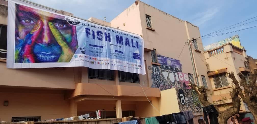 MRZURG's tweet photo. #zurgetyopo sur les murs de Bamako #fishMali Le slam de poésie est un art où l'oralité se transmet grâce au partage de la scène, il aide les peuples et les cultures à mieux se comprendre, à mieux s'écouter, le slam est un art de la nuance et de la diversité @MRZURG Bon festival https://t.co/9ftRbFlehz