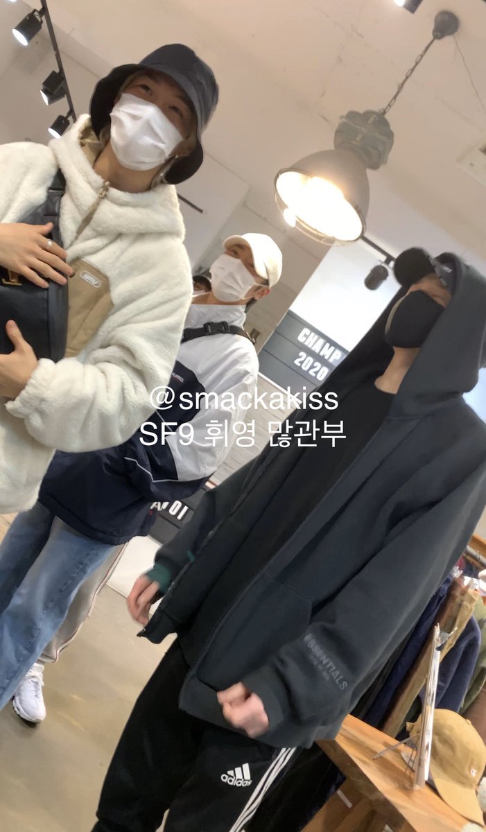 smackakiss's tweet photo. 며칠전에 쇼핑하다가 스키즈 멤버들이랑 마주쳤었어요🥺 필릭스, 승민, 아이엔, 방찬 이렇게 있었어요 친구랑 같이 용복이 팬이라고 주접떨고 혹시 싸인해줄 수 있냐니까 안된대서 그냥 바라보기만 했어요😭 싸인요청은 거절당했어도 너무 행복했어요ㅠㅠ
#스트레이키즈 #필릭스 #승민 #아이엔 #방찬 https://t.co/PcuklwtTfP