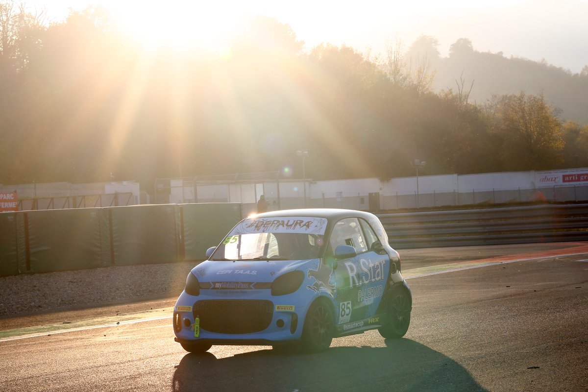 thesmartclub's tweet photo. A fantastic end to a 3-race weekend at Varano, Italy with the smart EQ fortwo e-cup. The final race saw Giuseppe De Pasquale (R-Star) taking the chequered flag 2.090 seconds ahead of the Paradiso Group's Gabriele Torelli. Race results via The smart Racing Club site 🏁
#smartecup https://t.co/8ViOgPvsCb