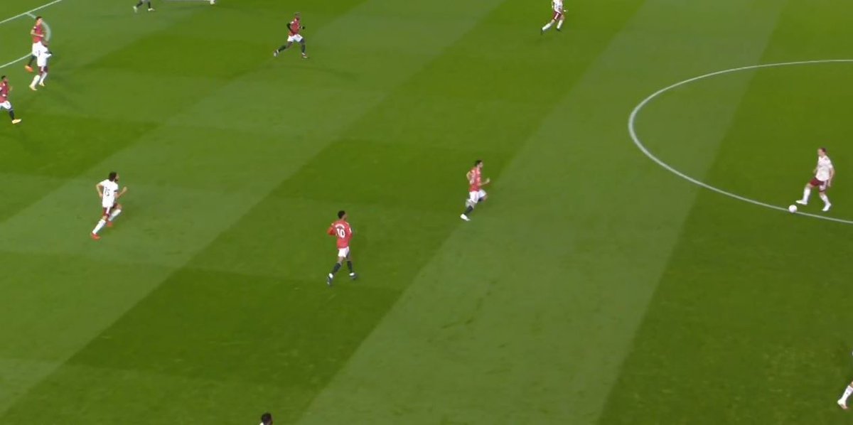 Individual Pressing – No!People praise individual pressing because it shows effort. Rather, in the majority of cases it's not intelligent. Here, Bruno presses individually when he should be following Elneny. The result? Bruno ends up out of position and Elneny gets the ball.