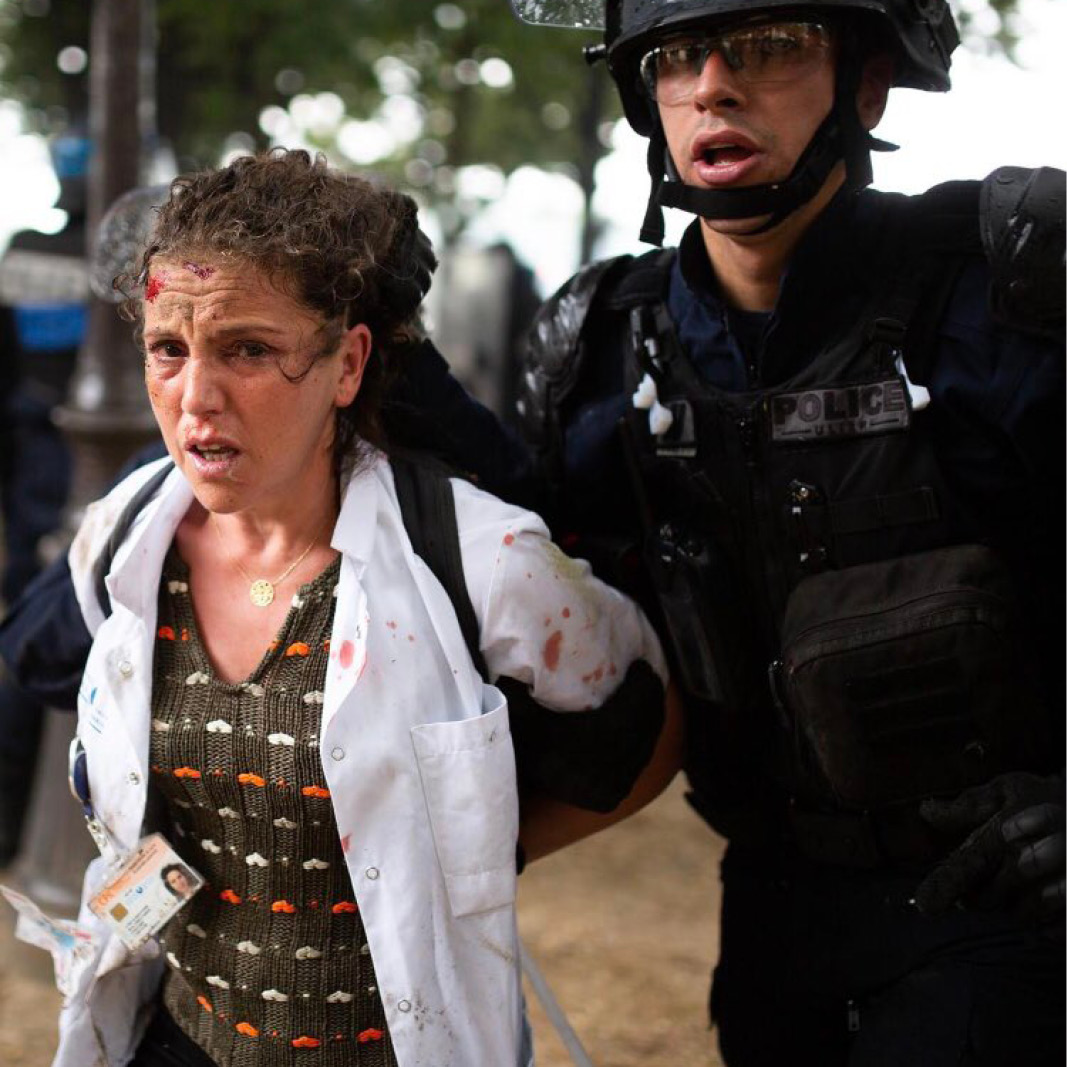 Le 20 juin 2020 lors de la manifestation des soignants aux Invaldies, Farida, une infirmière est interpellée violemment et tirée par les cheveux pour avoir jeter un projectile.