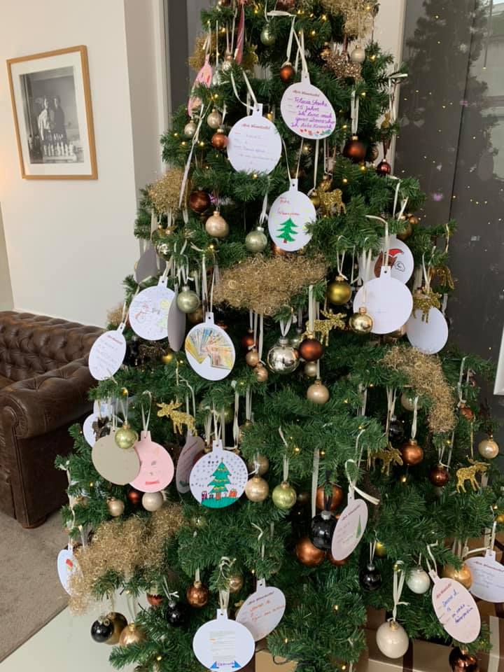 Charity-Aktion im ELLINGTON HOTEL: Weihnachtsbaum der Kinderwünsche  https://t.co/NM6ft5sKyG https://t.co/v9f1HQZAnD