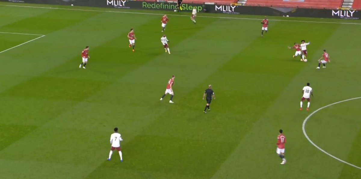 Fred – NiceHere, Fred drops into his pressing stance – knees bent, hands tucked – and he anticipates movement perfectly, winning possession as a result. This is Fred's strength and he needs positional freedom to do it.