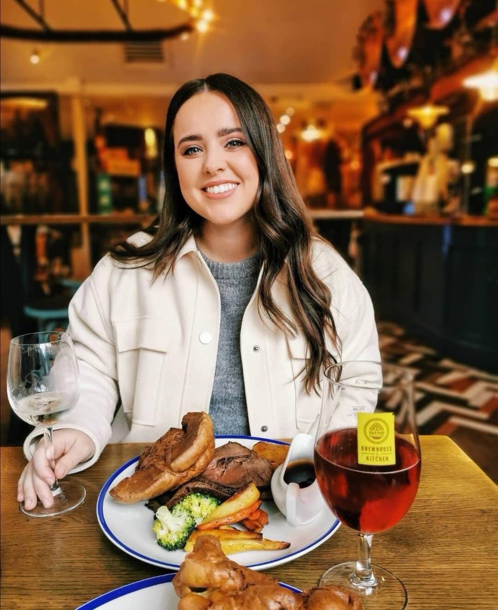 Is there anything better on a Sunday than a delicious Roast? 😍 Come and join us for one today, extra roasties and gravy are on us!! 🍷