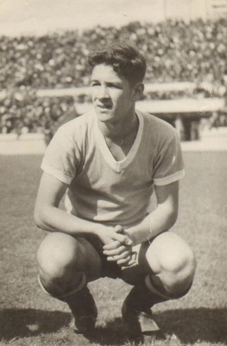 Born in July 24 in 1942, Bergara grew up in Montevideo as a promising young footballer. He would go on to debut in professional football for Racing Montevideo, before moving to Spain.In Spain, Bergara played for Mallorca, Tenerife and Sevilla.