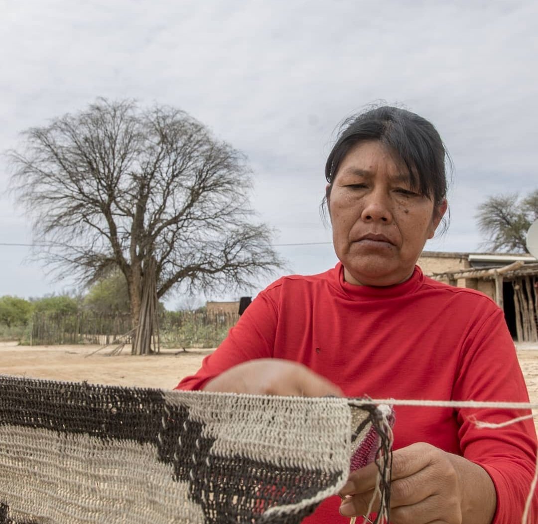 FloraVB_global's tweet photo. #BuenLunes Les presentamos a Yolanda Pérez, una de las artesanas  de la Asociación ChuMas, organización de mujeres de la comunidad Santa Teresa, a 700 kilómetros al Oeste de la capital de #formosa, y que es parte de @futurodelmonte y la Coop. de Mujeres Artesanas del Gran Chaco https://t.co/2dhbNMA4Y7