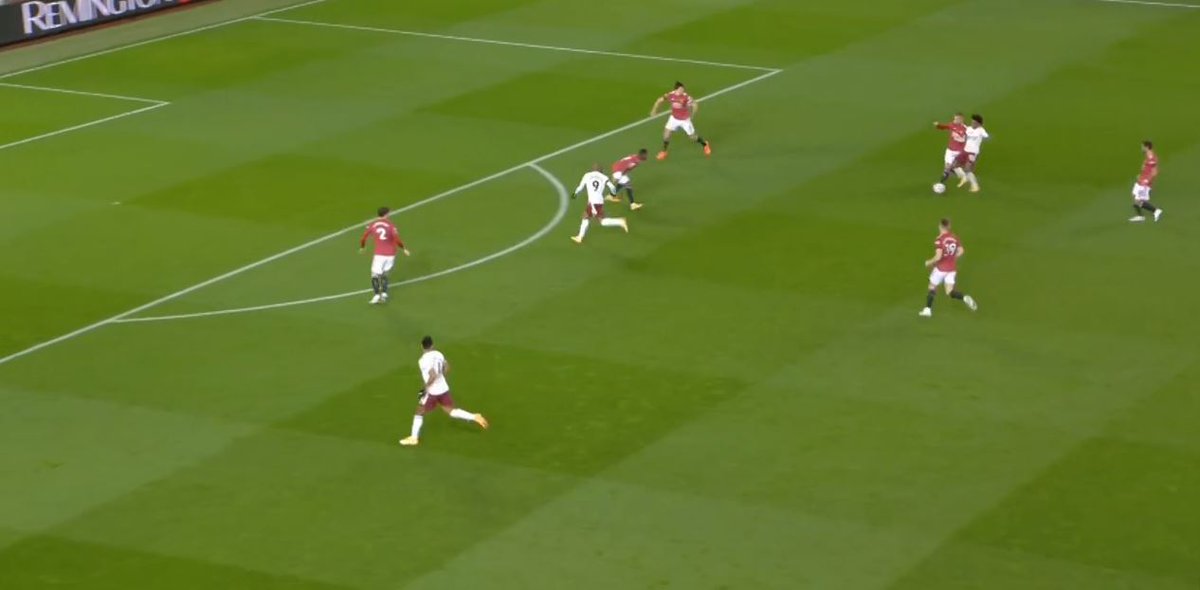 Mason Greenwood – TurnoversMason did not start well at all. This is his third turnover already and this one was the worst. He is looking for Shaw who is out of frame but just at the top. Pogba has made a run which pulled Arsenal back. This is an easy pass for him. However…