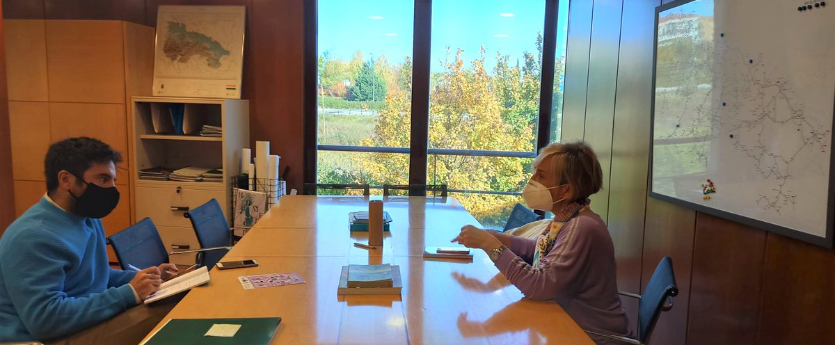 lariojaorg's tweet image. ♻️La #EconomíaCircular, tema principal entre el consejero @DoradoAlex y @MariolaUrrea, profesora de Derecho Internacional e impulsora del Grupo de Investigación sobre Economía Circular de @unirioja 
La colaboración institucional es clave para avanzar hacia la #TransiciónEcológica