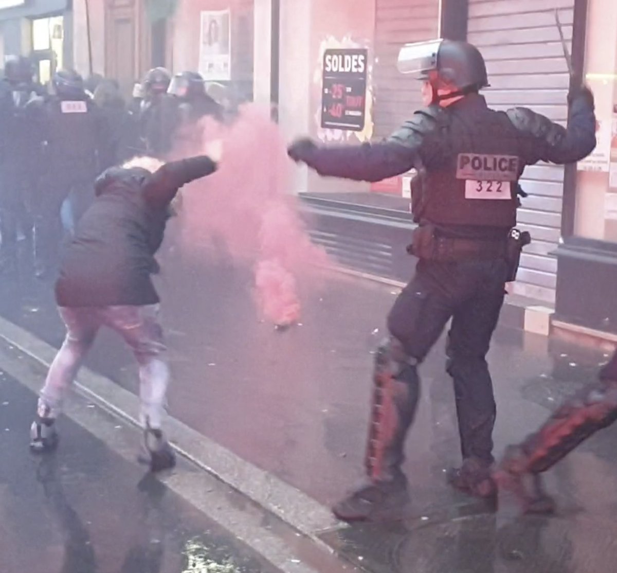 Grève du 9 janvier contre la réforme des retraites. A la fin du trajet, rue de la Pépinière, des heurts se produisent entre manifestants et fdo pendant de longues minutes. Irène reçoit plusieurs coup de matraque, après avoir tenté de ramasser son téléphone tombé au sol.