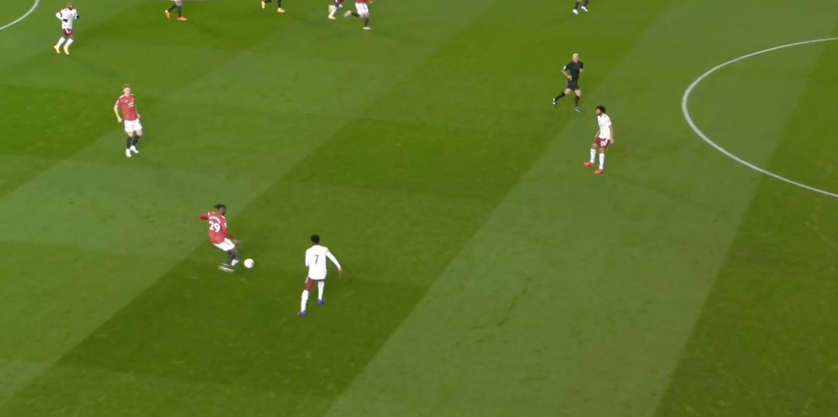 Wan-Bissaka – Poor PassThis is yet another example of how poor our passing was. Aaron is relatively free – he has another space move or pass. He attempts a risky pass to Bruno and underhits it. The result? Turnover.