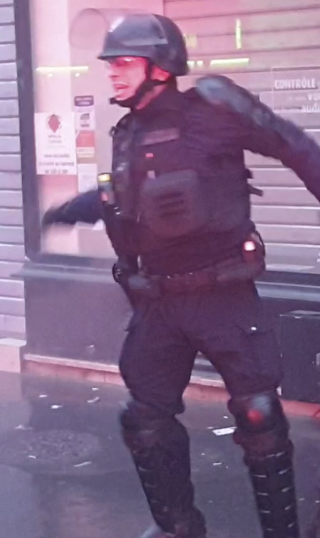 Cette scène se produit lors de l'interpellation d'un manifestant. Le policier violent est membre de la 11° CI de Paris en ULI2R et il retourne après les coups sur Irène à l'interpellation de l'homme.
