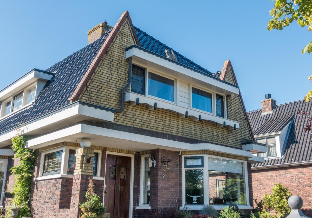 Aan de Kastanjelaan in Grijpskerk staan minstens zeven ontwerpen van Van der Molen. Nr. 2 is zonder twijfel het meest expressieve huis. https://amsterdamse-school.nl/objecten/gebouwen/kastanjelaan-2,-grijpskerk/