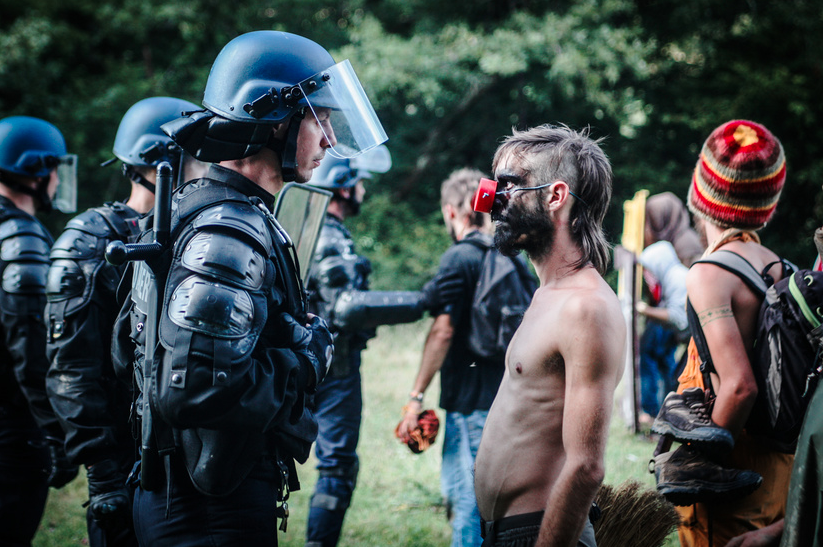 LouisWitter's tweet photo. Mercredi à l'Assemblée sera débattue la loi de "sécurité globale", qui prévoit entre autre l'interdiction de diffusion d'images de policiers ou de gendarmes.

Cette photo, comme tant d'autres, n'existera plus. 

#CettePhotoNexisteraPlus #LiberteDinformerEnDanger https://t.co/0XDlSXqBHZ