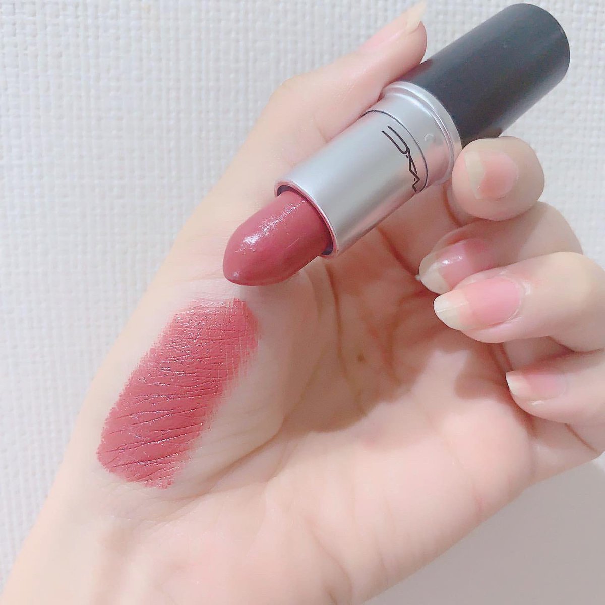 五阿弥ルナ Luna Goami در توییتر 秋にもぴったりなこっくり感 Macのリップの中でも好きなカラー ブリックオラ ブラウン系 ローズで 落ち着いてるけど華やか 絶妙な粘膜色リップ Narsのグロスと重ねるとラッピング感が可愛いくて好き 3枚目