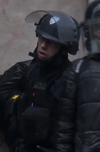 Sur ce passage on retrouve le policier qui a frappé Irène à 30mm pile. TOujours de L'hotel Le Belleval.