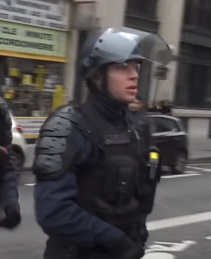 On a donc un même est unique policier ULI2R de la 11 compagnie d'intervention de Paris violent sur au moins 3 faits. Ces images ont fait le tour des réseaux sociaux et avec la  #PPLSecuriteGlobale ce travail deviendra impossible !  #libertedelapresse