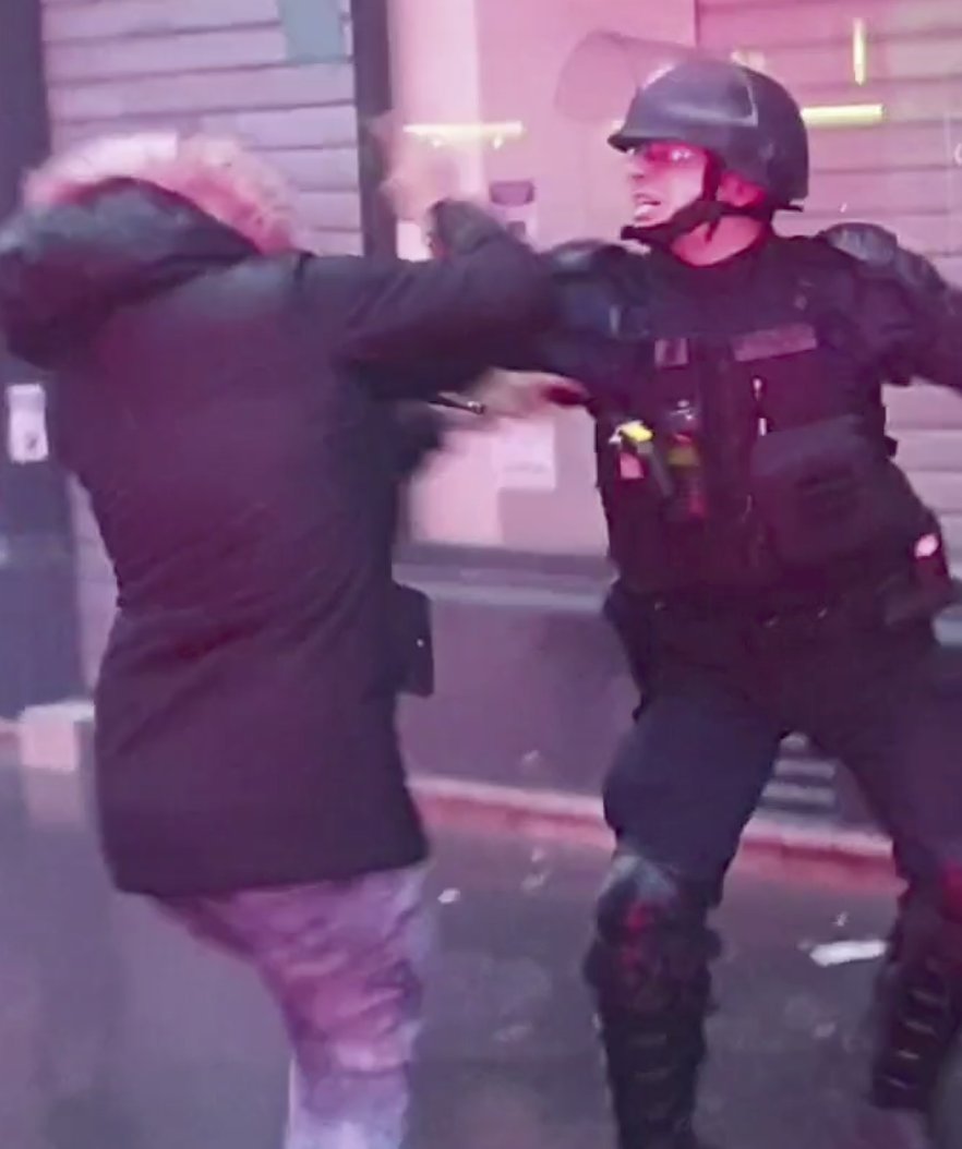 On a donc un même est unique policier ULI2R de la 11 compagnie d'intervention de Paris violent sur au moins 3 faits. Ces images ont fait le tour des réseaux sociaux et avec la  #PPLSecuriteGlobale ce travail deviendra impossible !  #libertedelapresse
