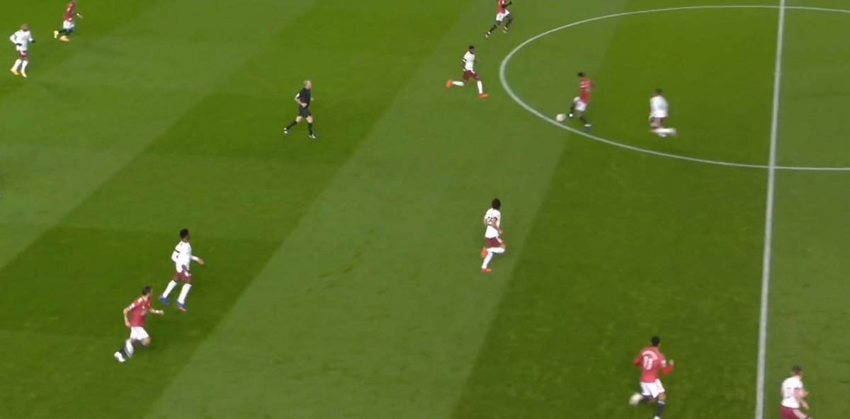 Rashford – First TouchHere, Rashford receives a pass from Fernandes. However, his first touch isn't as clean as it could be. The CB comes around him and tackles him well as a result. Generally speaking, the first touch is harder to master when holding the ball up.