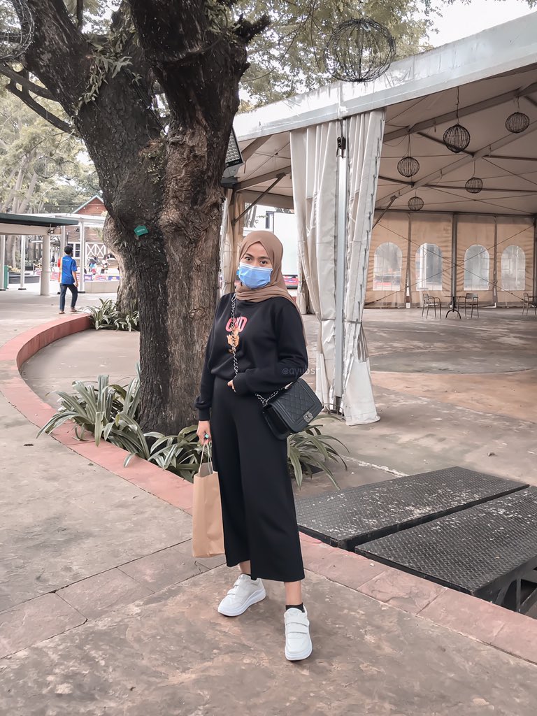 ayubsr's tweet photo. ayo tunjukan fotomu yg pake baju item https://t.co/6e8VyefmN0