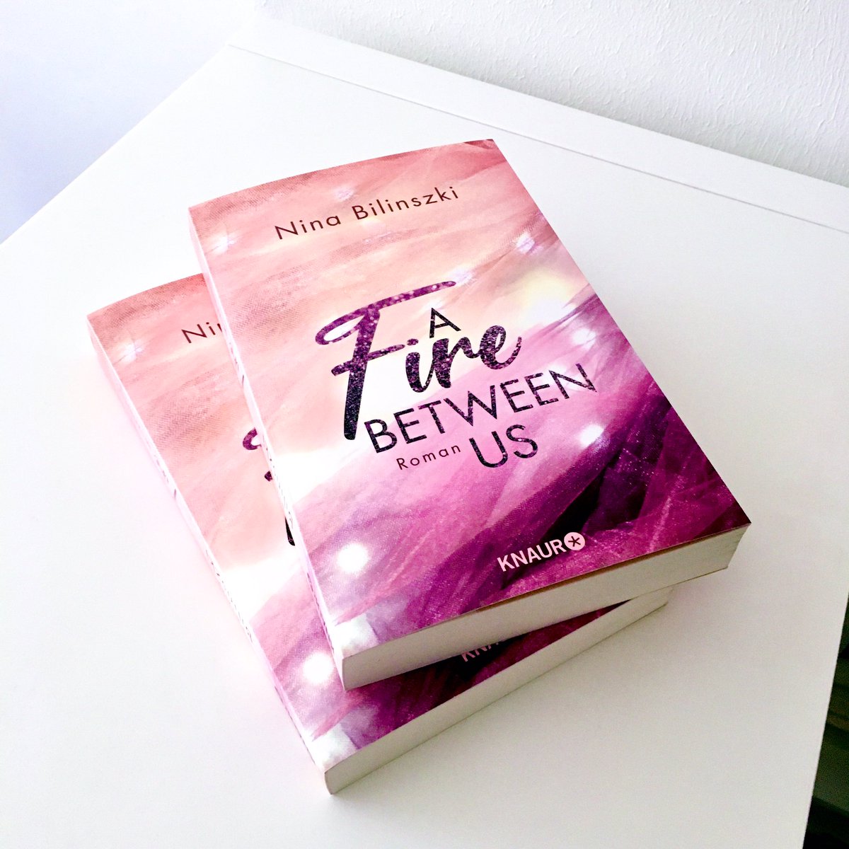 erzaehlperspekt's tweet photo. Happy Book Birthday, liebe @NinaBilinszki! 💕 Wir wünschen Dir einen guten Start für den zweiten Band und freuen uns bereits heute auf den dritten. 💐 🥂 📙
#ninabilinszki #anoceanbetweenus #afirebetweenus #knaur #outnow #tobecontinued https://t.co/dCAcZ9uyUw