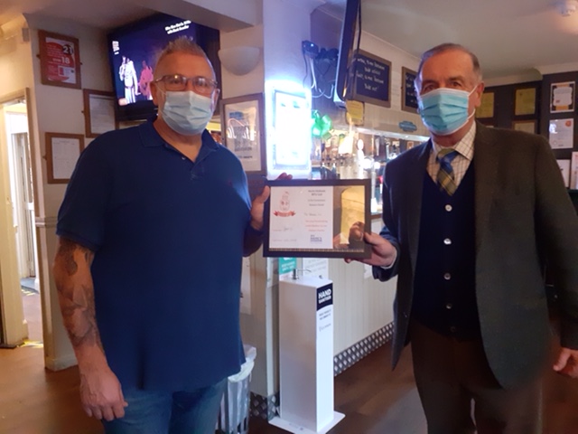 NorthMidsRFU's tweet photo. Steve Guy presents Colin Faulkner (The Station Inn, Farfield, Kidderminster) with a 'Certificate of Thanks' for their Doddie Charity Collections.

#NMRFU #MNDoddie5 #Rugby @DoddieWeir5 https://t.co/GivcVmjzyg