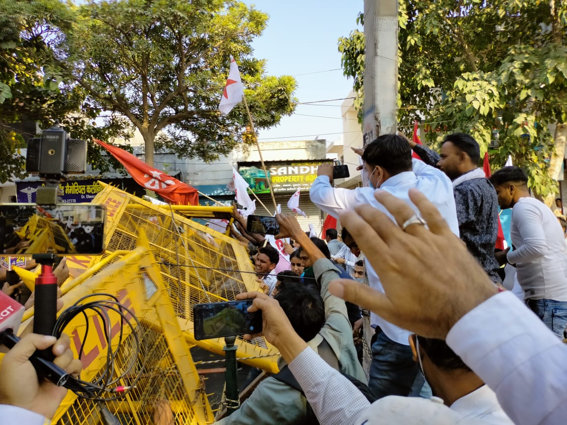 DharDipsita's tweet photo. Red Salutes to the Comrades of SFI DYFI Haryana.
3 state wide jathas culminated in front of the chief minister's house demanding employment and education to everyone. The CM after the protest agreed to meet them on 4th. Com VP Sanu All India President was present. 
✊🏾 https://t.co/Tas5siuY0x