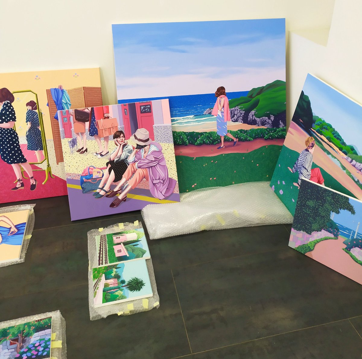 Helena_TC's tweet photo. C'est fini! Muchas gracias a @GemaLlamazares y Diana por seguir confiando en mi pintura 🖌️🎨 a mi familia y mis amigos por estar siempre❤️ a todos los que visitásteis la exposición 🖼️ y a los que os lleváis un trocín de "El soplo de los días" a vuestras casas 🌺🌳🌬️🌊 https://t.co/q2HX3vh8XH