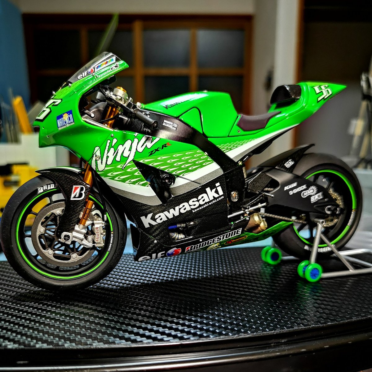 はやさん Kawasaki Zx Rr 完成しました O 説明書どうりのボディー色は好きになれなくて 色を変更した事とセミグロス色の部分を全てカーボン塗装にしてみました ﾉ プラモデル プラモデルバイク プラモデル車 プラモデル初心者 Motogp