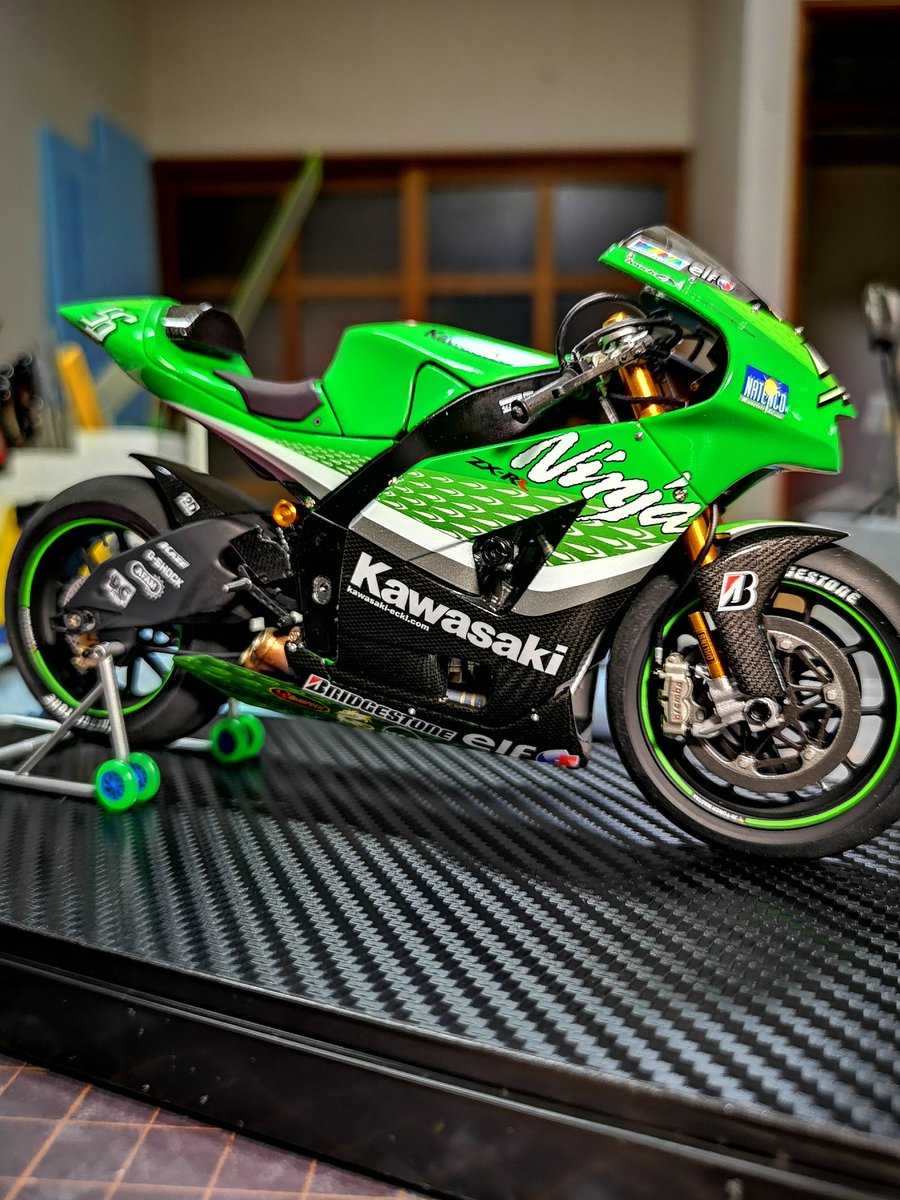はやさん Kawasaki Zx Rr 完成しました O 説明書どうりのボディー色は好きになれなくて 色を変更した事とセミグロス色の部分を全てカーボン塗装にしてみました ﾉ プラモデル プラモデルバイク プラモデル車 プラモデル初心者 Motogp