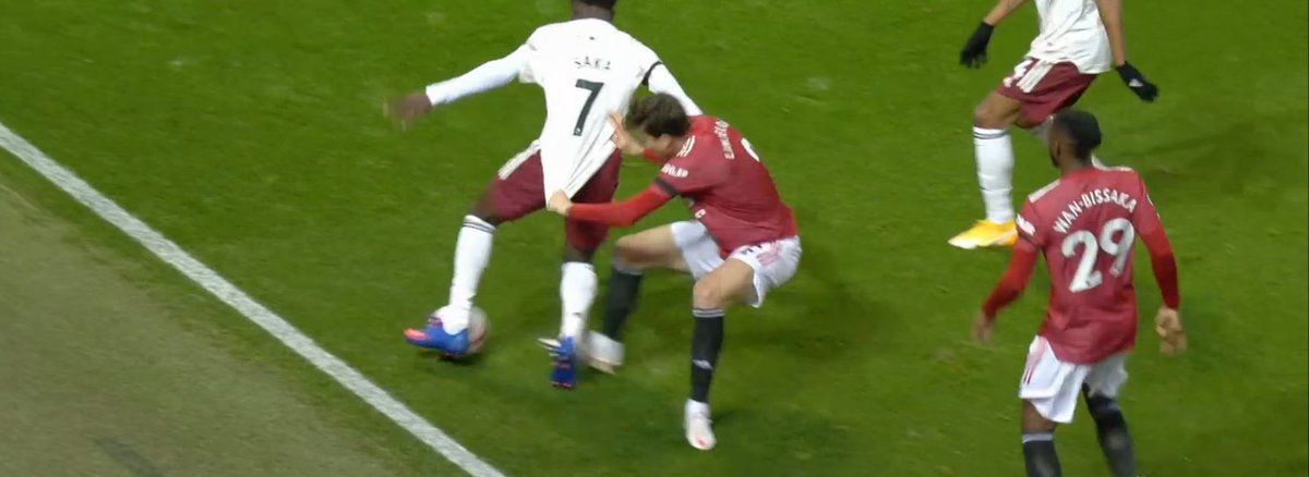 Lindelöf – FoulThis is more of a general analytical point: these fouls — shirt grabbing — occurs *A LOT* in football. However, the majority of them either aren't seen (like this) or go unpunished. Offensive players often have to exaggerate to win fouls.
