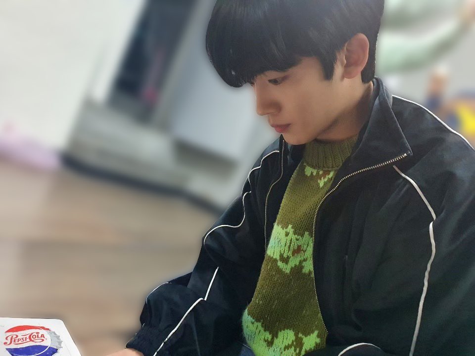 WEi__Official's tweet photo. 요한이는 #솔로플레이 취미 찾는 중🧩

#펩시 와 함께 #KHOUSEOFPEPSI 하시고 한정판 레트로 굿즈 받으세요!

맛있는 배달음식과 함께 오는 펩시 속 QR코드로 접속!
또는 아래의 링크를 통해, 퀴즈 풀고 이벤트 참여 완료!
https://t.co/rERHYflEoo

#PEPSI #FORTHELOVEOFIT #대한민국하우스오브펩시 https://t.co/7RYmHrXKzP