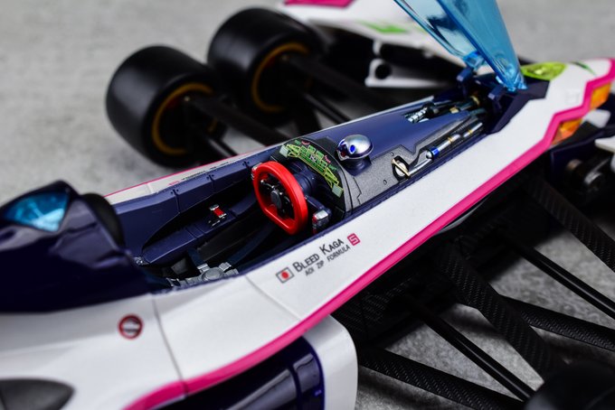 細部。
変形の兼ね合いもあって、今回はステアが切れる。
フロントウイングはノーズごと簡単に取り外せるので、外して変形させる方が壊しにくいかも。

塗装の粗は無くも無いんだけど、今までのメガ屋品質で訓練されたせいかウン万の品でもリタッチに抵抗が無いぜHAHAHA。 