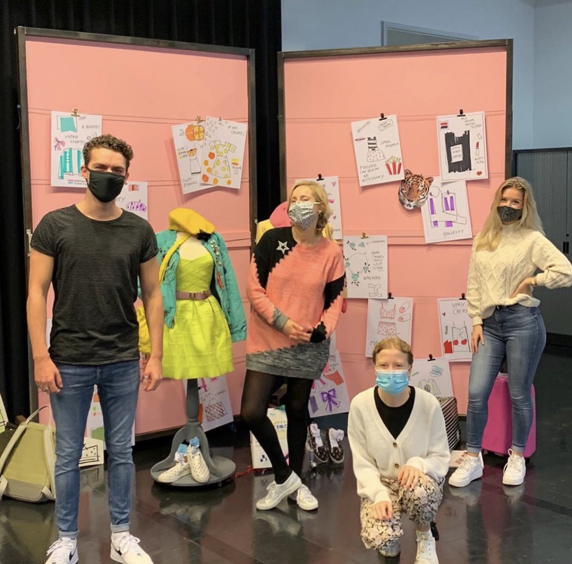 byNikiSmit's tweet photo. Vandaag zijn de repetities voor 100% COCO DE MUSICAL begonnen! 💜🦄⚡️Ondanks Coronagedoe geheel fabulous en des Style Tigers gemaakt, dat decorrrr! 😻 Nu al erg smoorverliefd. 💕 (Ik speel Coco alleen niet.) Vanaf december in veel theaters!!!  https://t.co/OJDfOs8WIO #💚💚💚 https://t.co/j8T8fsf0YS