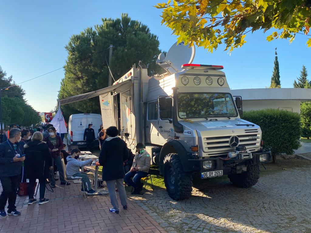 Türk Telekom la gurur duydum depremden hemen sonra mobil ekipleriyle sahada güçlü duruşu ve anında çözüm üretmesi göğsümüzü kabarttı özellikle cep telefonu şarj ünitesi büyük kolaylık 1999 depremini yaşayan bir insan olarak ayakta alkışlıyorum iyiki varsınız 👏👏👏