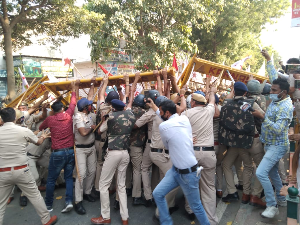 DharDipsita's tweet photo. Red Salutes to the Comrades of SFI DYFI Haryana.
3 state wide jathas culminated in front of the chief minister's house demanding employment and education to everyone. The CM after the protest agreed to meet them on 4th. Com VP Sanu All India President was present. 
✊🏾 https://t.co/Tas5siuY0x