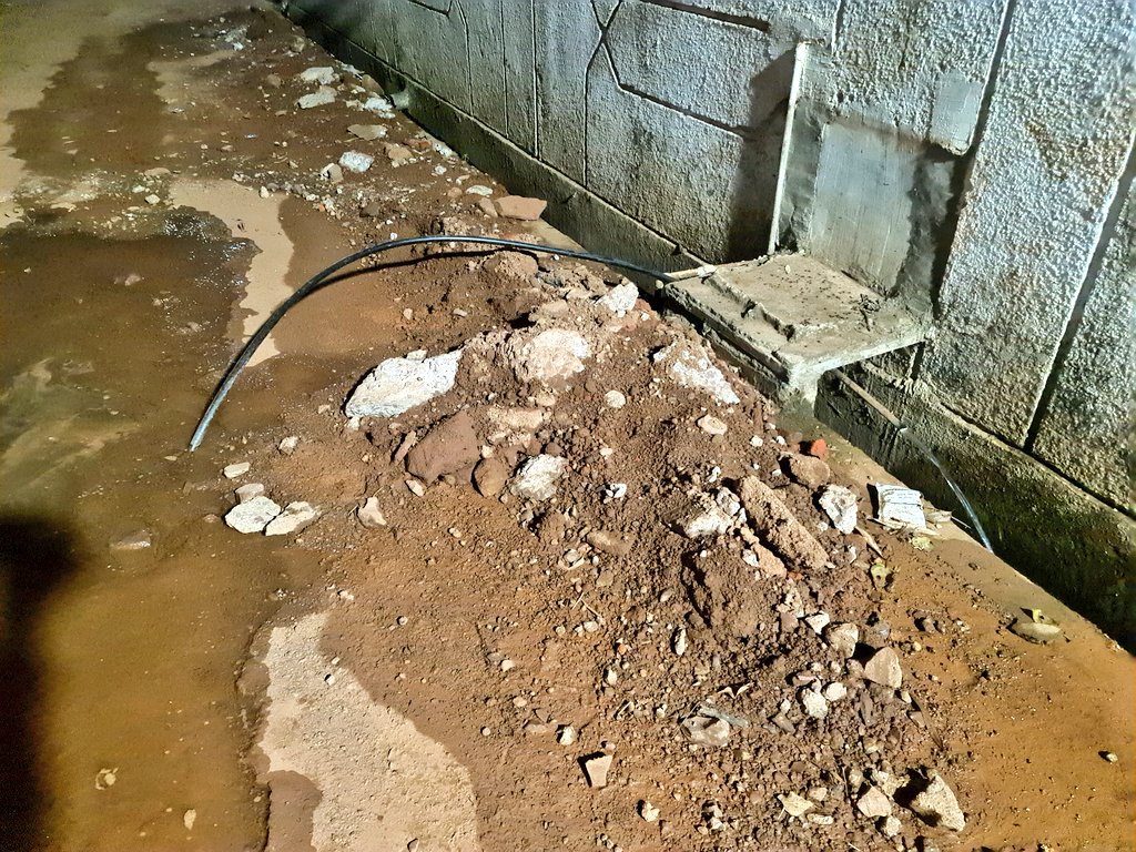 GoelMynk's tweet photo. New pipeline being laid out. It has been 3-4 days or more, water flows twice a day into the drain. Thousands/lakhs of litres of fresh water wasted! Please help/resolve.Ward 17, Durg. @DurgDist @SarveshNBhure @wrd_cg @UrbanCGOfficial @DurgMunicipal https://t.co/7aW4k3x18h