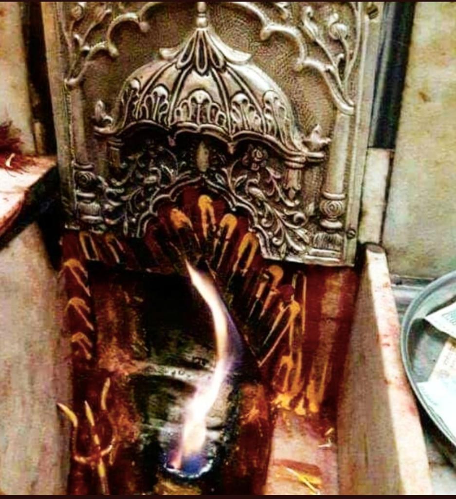Hindu_Eternity's tweet photo. The Jwala (eternal flame) inside the Mandir. 
Please read carefully:
He broke the Murti of Jwalamukhi, mixed the broken fragments with cow flesh, and hung them in nosebags  round the neck of the Brahmans. 
Main Pindi were sent to mecc@ as a winning trophy. 
Ref:Sita Ram Goel ji https://t.co/C71aHo6zq2