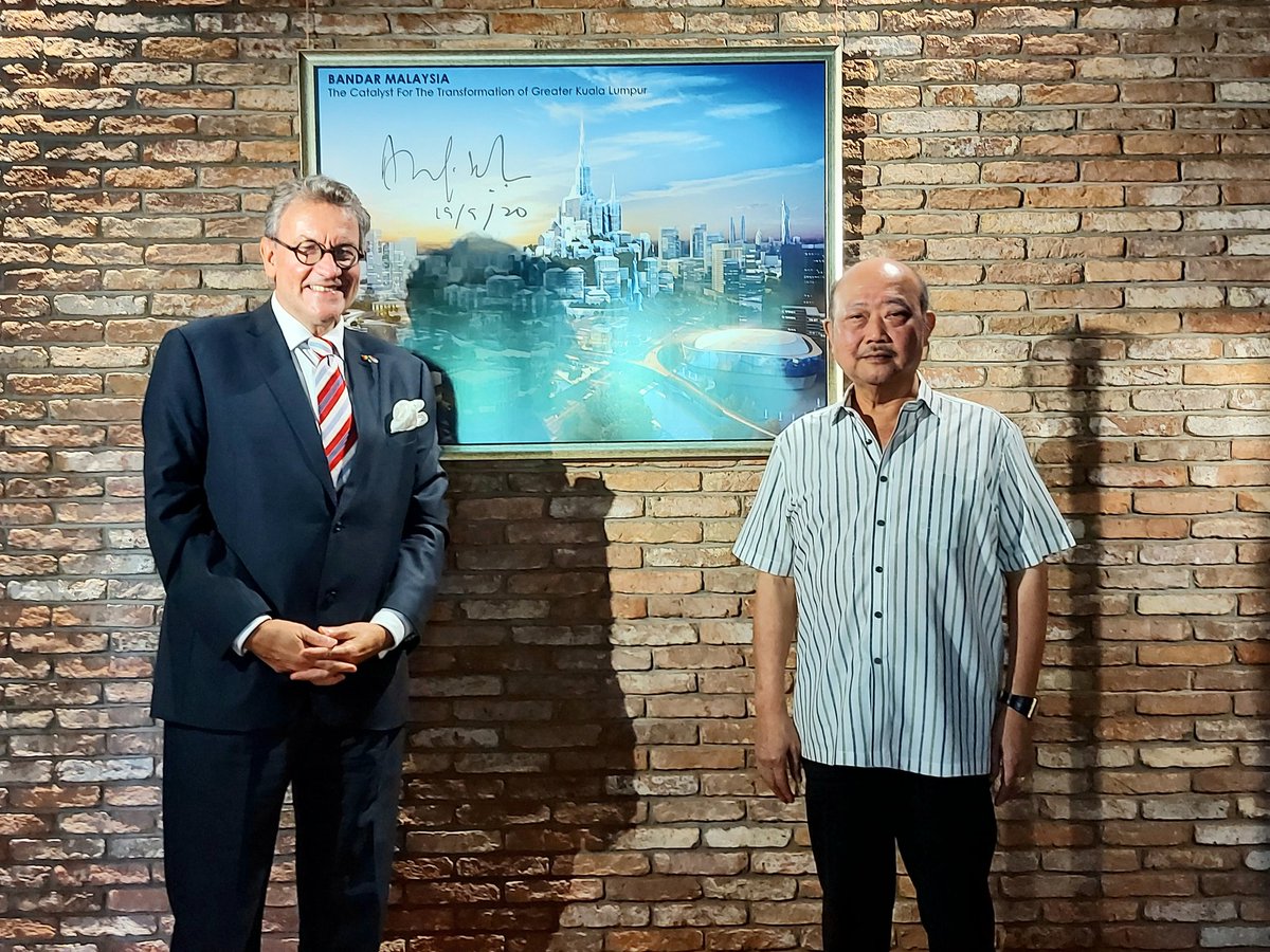 ph_gregoire's tweet photo. Catching up with #Ekovest Bhd Executive Chairman Tan Sri Lim Kang Hoo, a guarantee for stimulating exchanges of views, from real estate/property development, smart cities, highways, 
forest &amp; durian plantations as well as aquaculture or qualitative &amp; productive agriculture 💥 🙏 https://t.co/BeMi1s379E