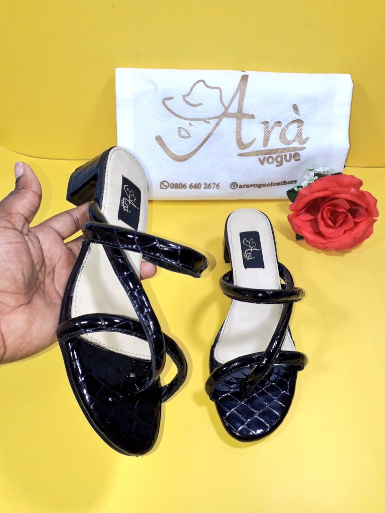 Aravogueleather's tweet image. MORENI Black mules 
Available in various colours 
PRICE : 10K 

#fashion #AssistantAllah
#Albumoftheyear #BlackOwnedBusiness #black #ASUU #HappyNewWeek #CardiB #Techuncodelaunch