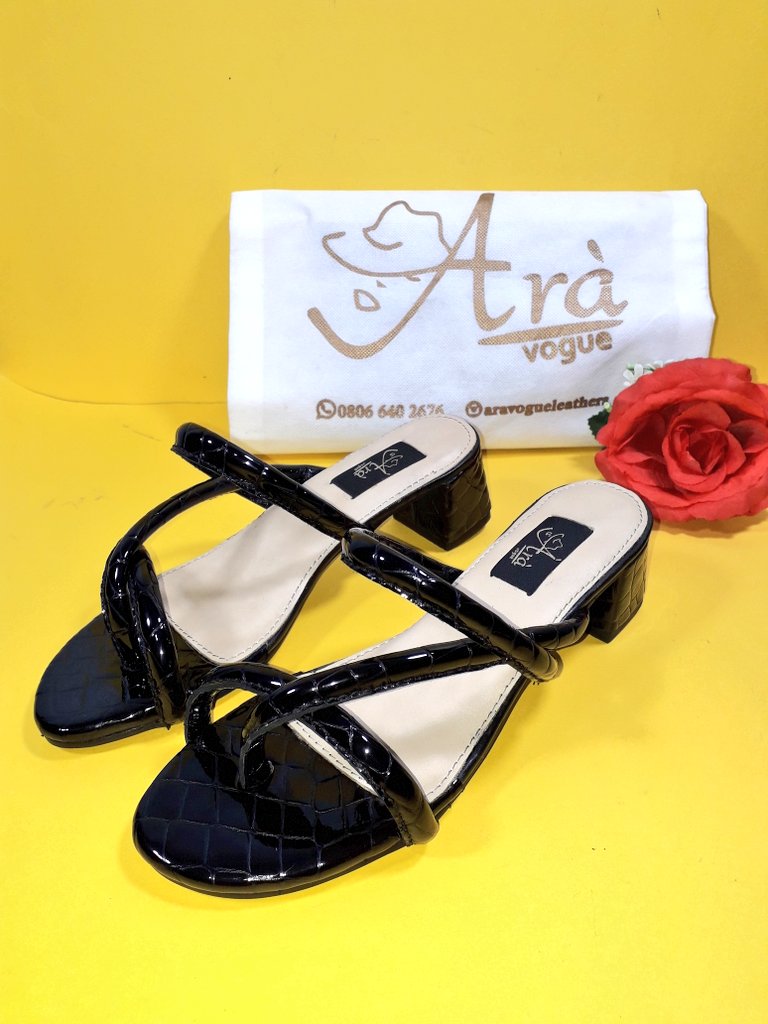 Aravogueleather's tweet image. MORENI Black mules 
Available in various colours 
PRICE : 10K 

#fashion #AssistantAllah
#Albumoftheyear #BlackOwnedBusiness #black #ASUU #HappyNewWeek #CardiB #Techuncodelaunch