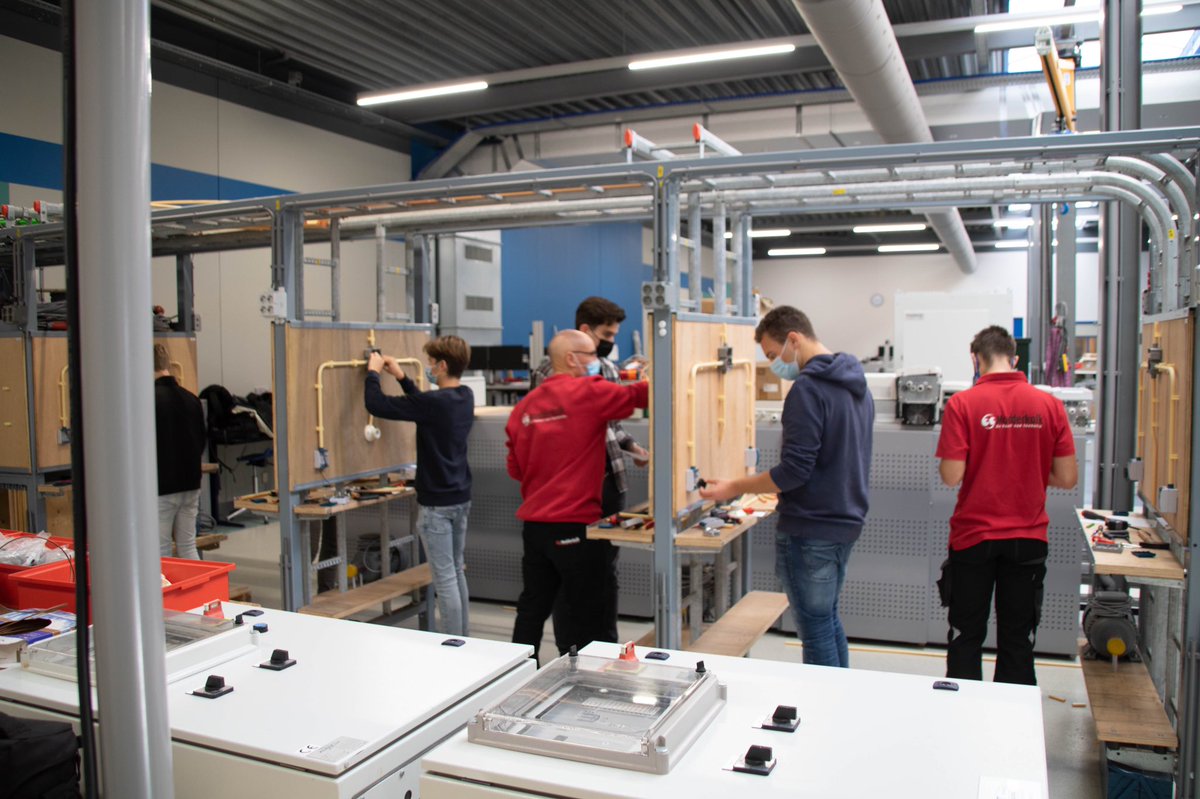 i_essing's tweet photo. Binnen STO regio Nijmegen e.o vinden wij het belangrijk dat leerlingen zoveel mogelijk levensecht leren. De leerlingen van het #MaasWaalCollege lopen daarom stage bij het bedrijf Modderkolk BV en volgen hier tegelijkertijd het keuzevak woon- en kantoortechnolgie. #sterktechniek https://t.co/MbbpNP8WNK