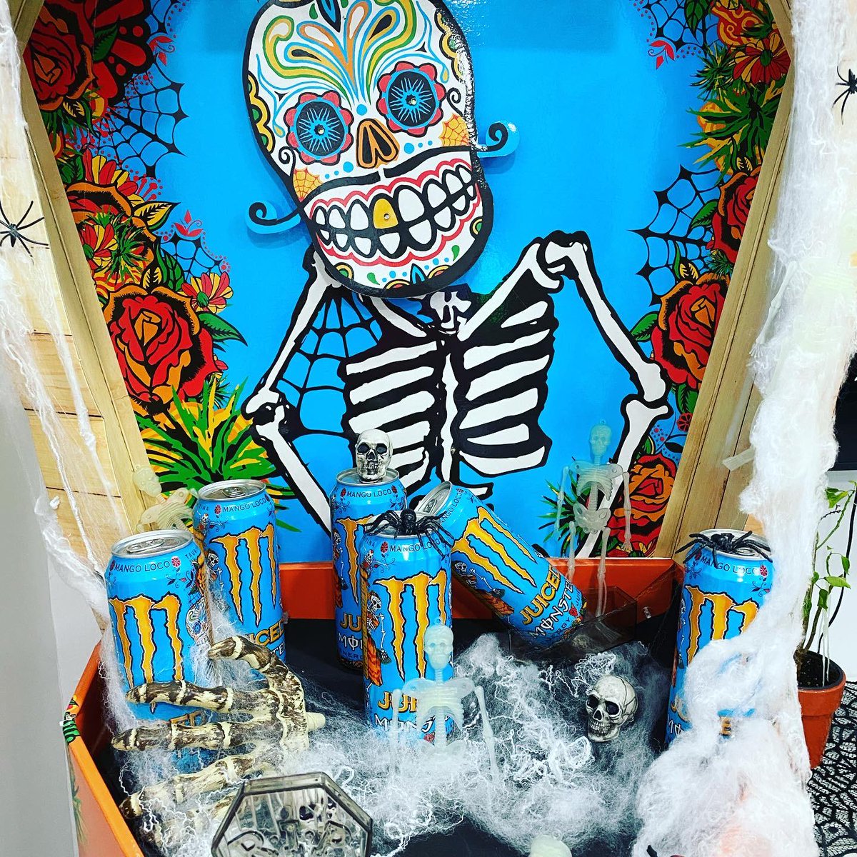 junglegamingesp's tweet photo. ☠️ La vida Pirata la vida mejor ☠️
De la mano de @MonsterEnergyES  🥤 os presentamos la isla del tesoro y el ataúd loco 🏝
De entre los muertos el Capitán Jack Esparrago😝nos trae este súper cofre del Tesoro💰
Pasa un #halloween terrorífico en @junglegamingesp y @junglegcdali 🐘 https://t.co/M3e4DqDB3q