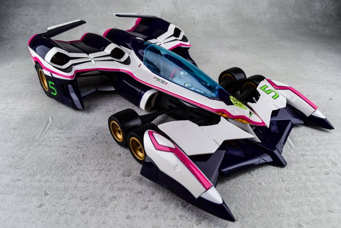 ミラージュターンモード。
フラップを浮かせて奥のフェアリングフィンを展開するだけと変形部位は僅かなものの、VAではここも全部差し替えだったからなあ。楽だ。

変形だけでなく、劇中さながらの分身めいた挙動まで再現できるのは流石といわざるをえない。 