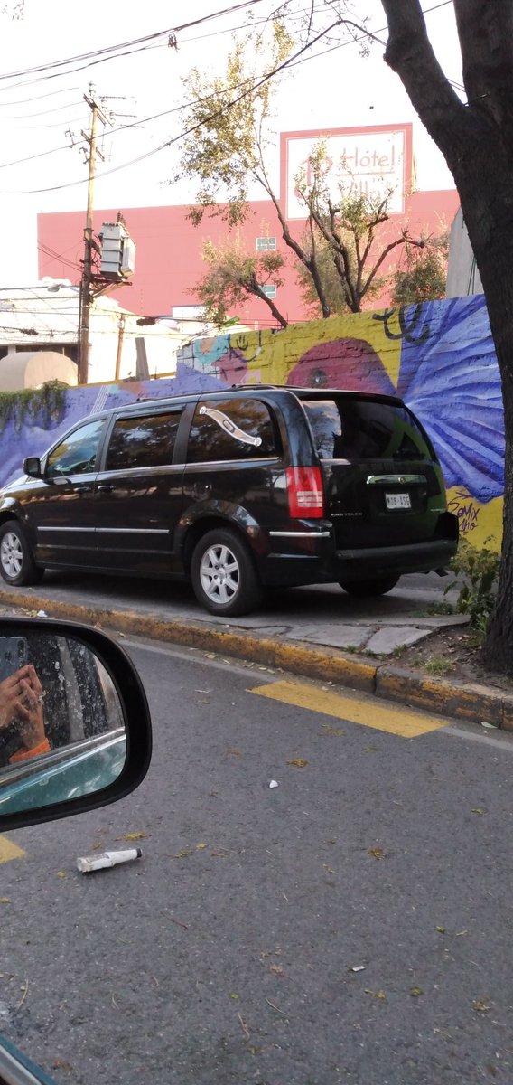 DrLMSanchez's tweet photo. @AzcapotzalcoMx @OVIALCDMX @SSC_CDMX @UCS_GCDMX sobre avenida camarones 265 y avenida camarones 313, no sólo es por la ciclovía, siempre es lo mismo incluso antes de que se hiciera la ciclovía son puntos donde la gente estaciona sus vehículos sobre la banqueta. https://t.co/je9GRHv8K0