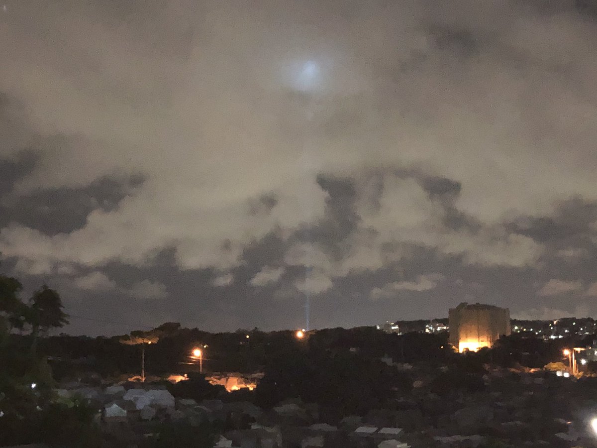 hotelSolVita's tweet photo. #首里城うむいの燈 #3Lights にギリギリ間に合いました~!
曇り空が好転♪遠くからでもギリギリ写りました✨
#光柱 が綺麗ですね~!
#首里城 #うむいの燈 #LEDランタン #ランタン夜市 #首里城うむいの燈 #首里城復興 https://t.co/84edai0Nf0