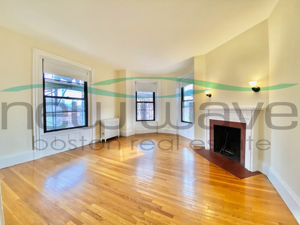 newwaveboston's tweet photo. Open living area with a fireplace for the cold days! ❄️ 
1.5 bad/1 bath Beacon St. #BackBay #Boston

Chat with an agent and see more pics to this apt! ⬇️ 
https://t.co/MnYLYSBKQc https://t.co/WneWwdugMY