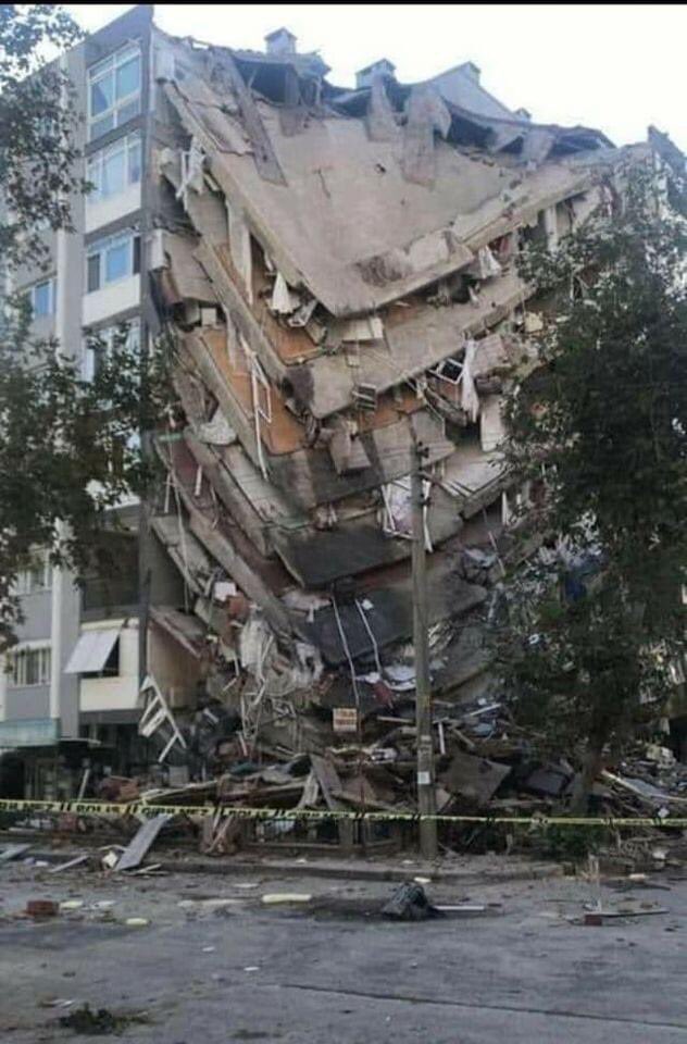 Mikdatca's tweet photo. Şu binada yaptığınız üçgen beşgenin yerinde duracağını mı sanıyorsunuz? Üç gen beşgenle çürük binada yaşayanlara umut vermeyelim lütfen. BİNA YIKILMAYACAK VATDNDAŞ ! https://t.co/AN82WiEgBf